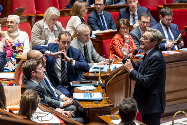 Francuska vlada danas se suočava s dva prijedloga za glasanje o nepovjerenju