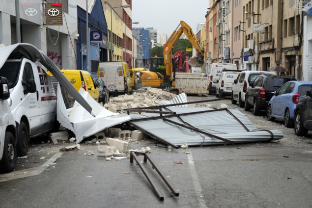 Snažna oluja pogodila Barcelonu, jedna žena preminula nakon rušenja krova