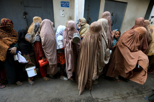 U Pakistanu poginulo osam žena čekajući socijalnu pomoć
