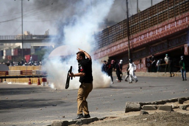 Najmanje šest osoba poginulo u sukobima demonstranata i policije ispred američkog konzulata u Karachiju
