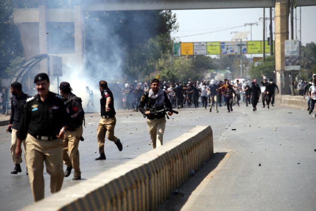 U sukobima u Karachiju broj poginulih porastao na 9, najmanje 25 ranjenih