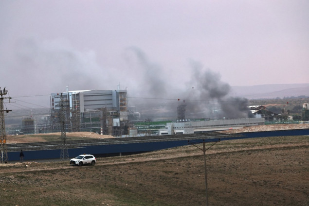 Požar u izraelskoj rafineriji nafte nakon izvještaja o raketnom napadu