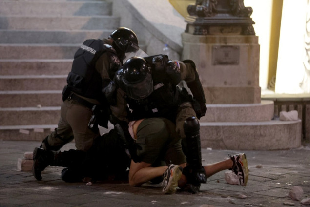 Policija uspostavila kontrolu u centru Beograda, nakon nereda privedeno više osoba