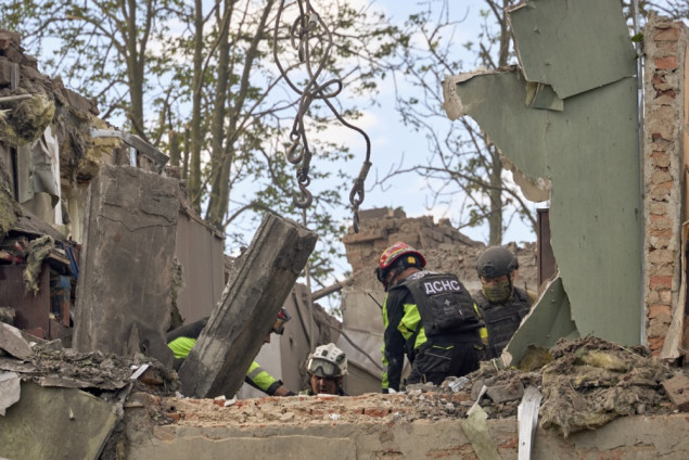 Rusija bombardovala stambenu zgradu u Harkovu, poginula najmanje jedna osoba