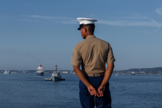 Američka mornarica obustavila potragu za nestalim mornarom nakon pada helikoptera u Arapskom moru