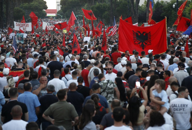 Sukobi demonstranata i policije u Tirani: Privedene 23 osobe, povrijeđeno sedam ljudi
