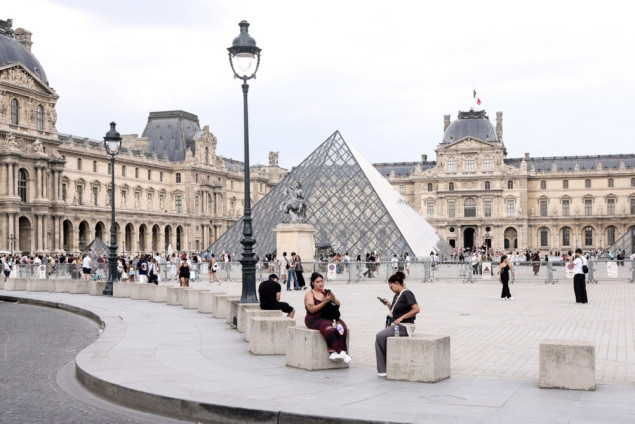 Louvre ponovo otvara čuvenu Galeriju Apolon nakon spektakularne pljačke dragulja vrijednih 88 miliona eura