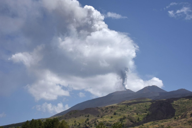 Letovi na italijanskom aerodreomu Catania ponovo obustavljeni zbog erupcije Etne