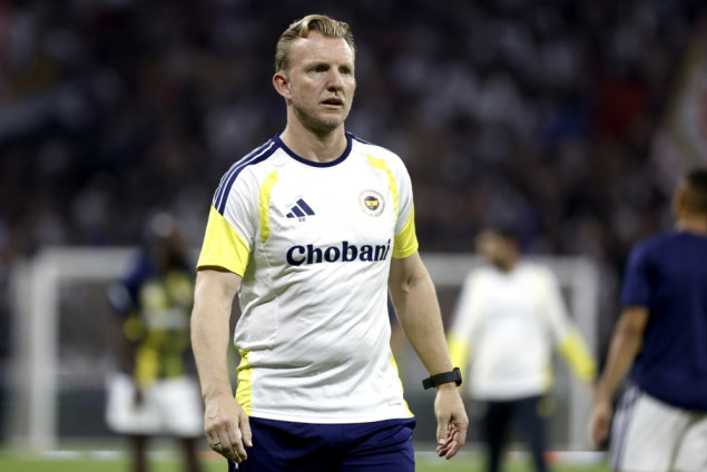 Fenerbahce potvrdio da će Kuyt ostati privremeni trener do reprezentativne pauze Fenerbahce potvrdio da će Kuyt ostati privremeni trener do reprezentativne pauze