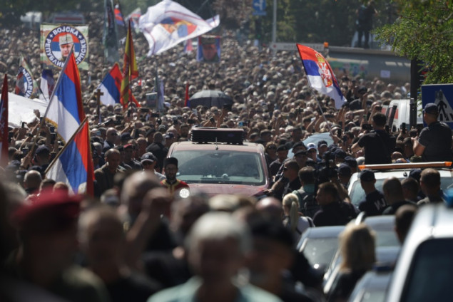 Oko 16.000 pristaša prisustvovalo pogrebu Ratka Mladića: Objavljena procjena