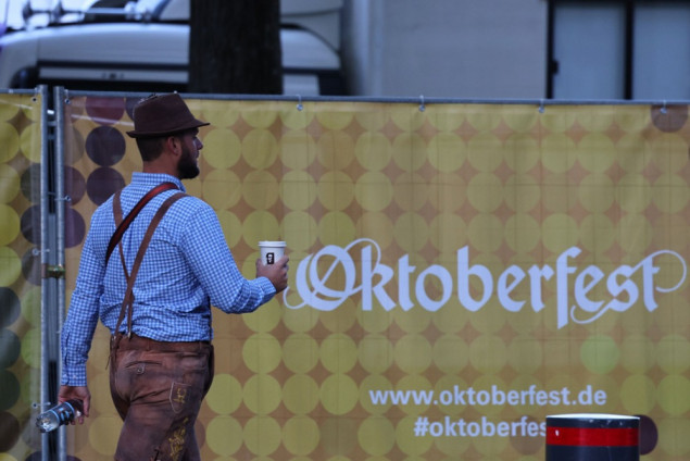 Oktoberfest otvoren uz 'juriš' posjetilaca na najbolje stolove u pivskim šatorima
