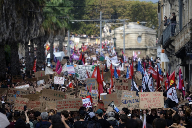 Masovni protesti učenika u Francuskoj: Barikade, sukobi s policijom i 260.000 demonstranata