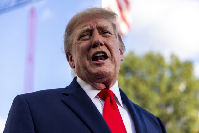 Šest od deset Amerikanaca smatra da Trump neetički ili nezakonito profitira od funkcije
