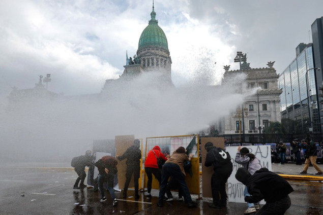 Sukobi demonstranata i policije u Argentini: Najmanje 10 povrijeđenih i 31 privedena osoba