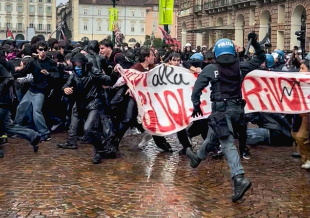 Učenici bacali kamenje, jaja i petarde na policajce tokom antivladinih protesta širom Italije