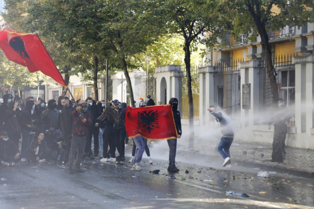 Evropska komisija osudila nasilje u Albaniji: Protesti moraju biti mirni, a odgovorni pozvani na odgovornost