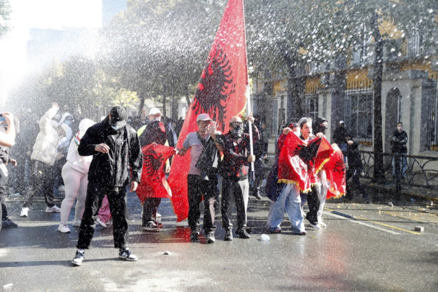 Suzavac i vodeni topovi na osmom danu antivladinih protesta u Tirani Suzavac i vodeni topovi na osmom danu antivladinih protesta u Tirani