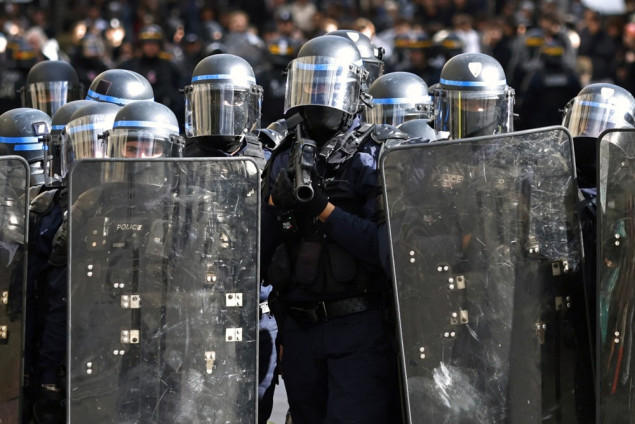 Francuska raspoređuje 70.000 policajaca i pripadnika žandarmerije uoči novih protesta Francuska raspoređuje 70.000 policajaca i pripadnika žandarmerije uoči novih protesta