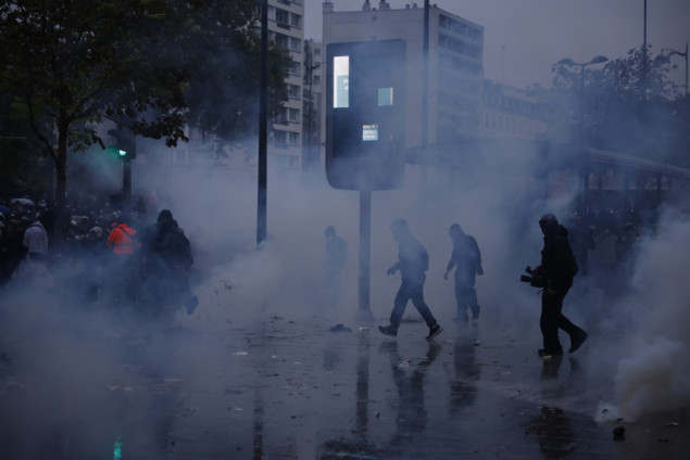 Francuska policija privela gotovo 1.000 demonstranata, očekuje se rast broja Francuska policija privela gotovo 1.000 demonstranata, očekuje se rast broja