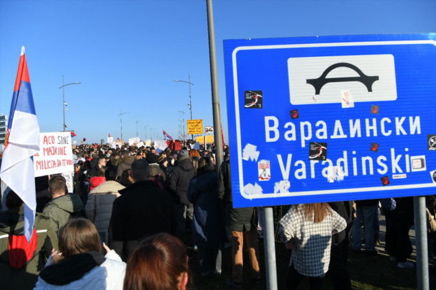 U Novom Sadu nastavljaju blokadu Mosta slobode