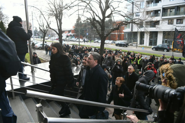 Ispred Specijalnog suda u Beogradu, mediji i građani čekaju početak suđenja Selakoviću