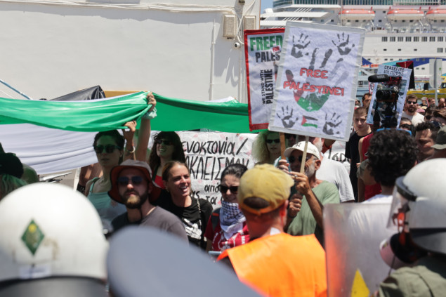 Demonstranti na Kreti protestuju protiv dolaska izraelskog kruzera u luku
