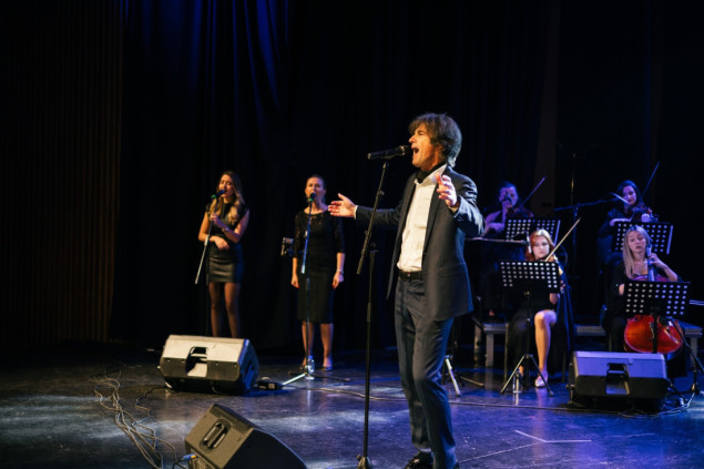 Nijedno dijete bez paketića: Održan humanitarni koncert grupe "Prava stvar - Tribute to Čola"