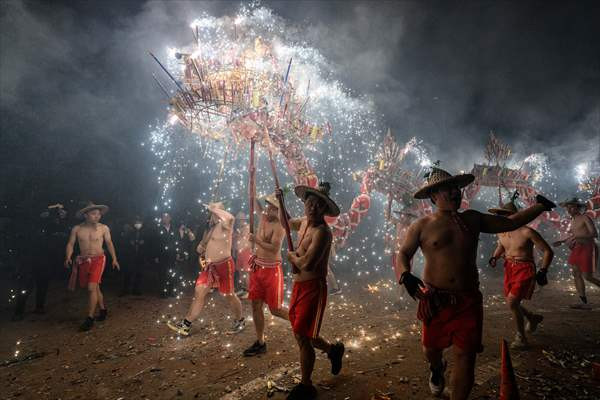 U Kini nastavljeno tradicionalno izvođenje "Plesa vatrenog zmaja"