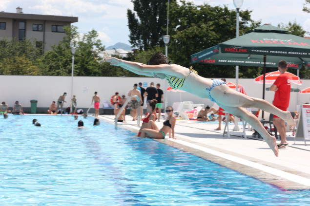 Bazen Dobrinja ljetna oaza Sarajlija