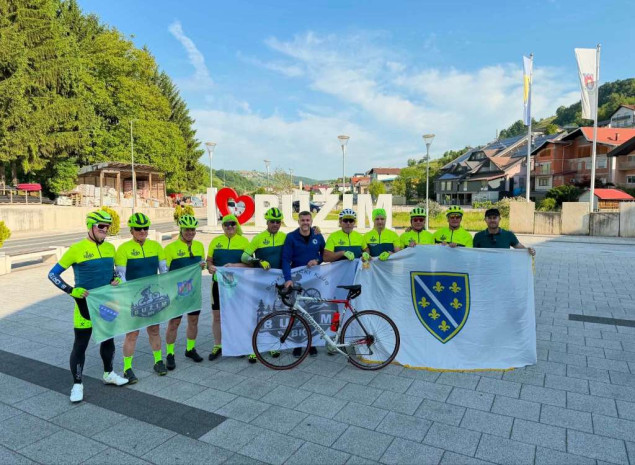 Bužimski biciklisti krenuli ka Tuzli da odaju počast žrtavama masakra na Kapiji