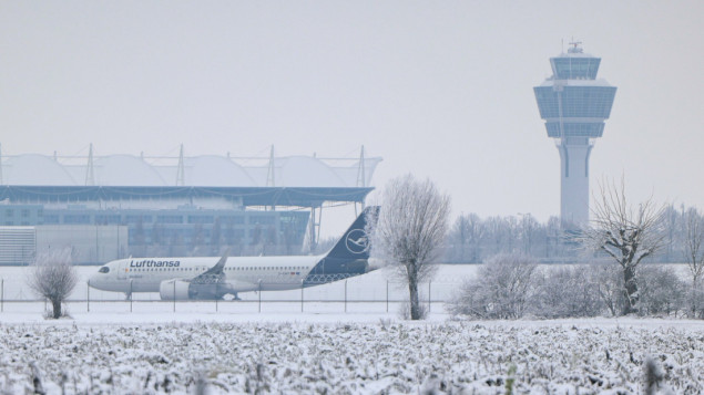 Putnici proveli noć u avionima u Minhenu, kritike rastu