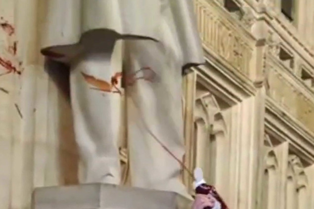 Velika Britanija: Propalestinske aktivistice Balfourovu statuu poprskale lažnom krvlju