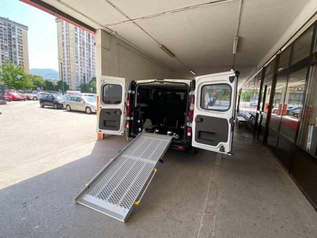 Ministar Vranić Zavodu za hitnu medicinsku pomoć KS uručio vozilo za prevoz hemodijaliznih pacijenata