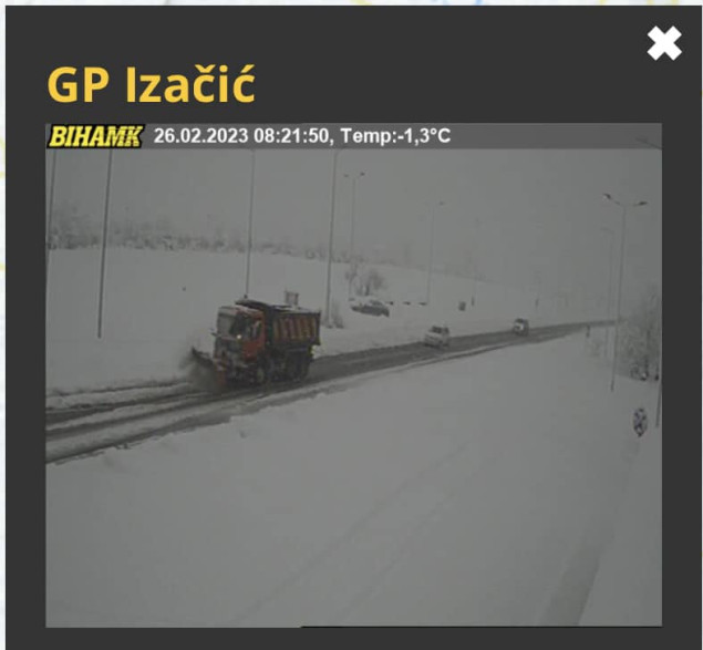 Vozi se po zasniježenom kolovozu, u višim predjelima preporučuju se lanci