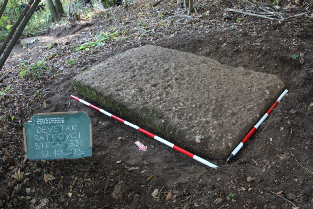 Otkrivena nekropola stećaka Devetak u Ratkovcima (Visoko)