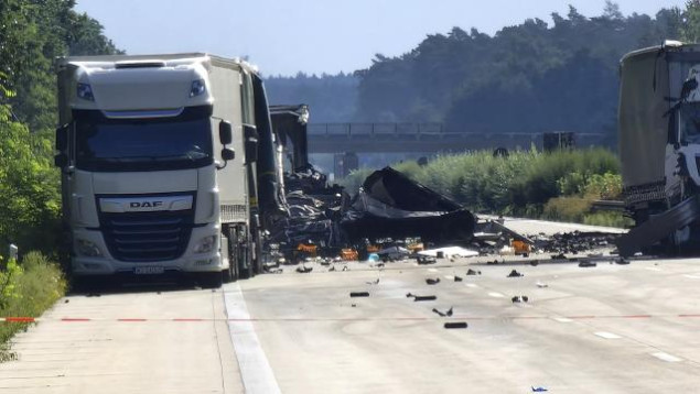 U lančanom sudaru više kamiona sa opasnim materijama na njemačkom autoputu poginule dvije osobe
