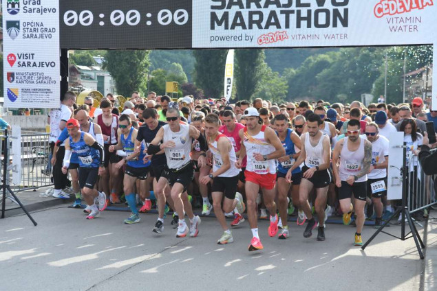 Ispred Vijećnice startovala utrka 'Sarajevo Marathon'