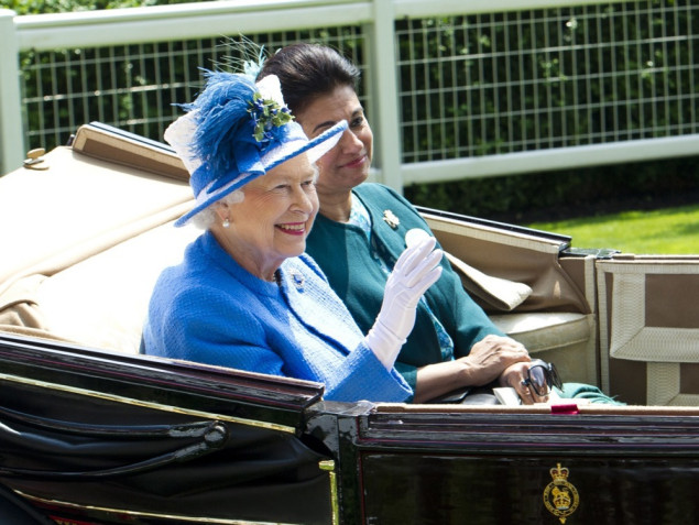 Pet nezaboravnih modnih kombinacija kraljice Elizabete II - Nova izložba prikazuje kraljevski modni trag