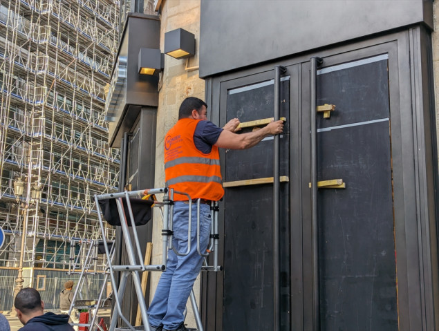 Izlozi u Parizu blokirani drvenim daskama zbog mogućih nemira nakon izbora