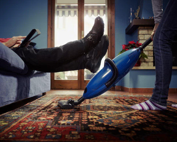 Anketa: Konzervativni stavovi o rodnim ulogama su u porastu, posebno među mladim muškarcima