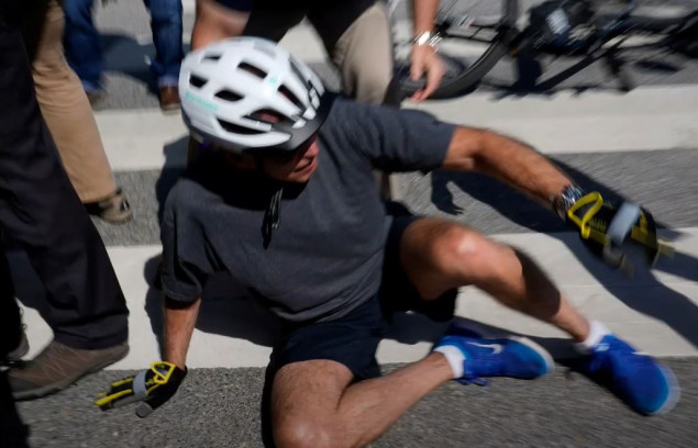 VIDEO: Biden pao silazeći s bicikla nakon vožnje po plaži
