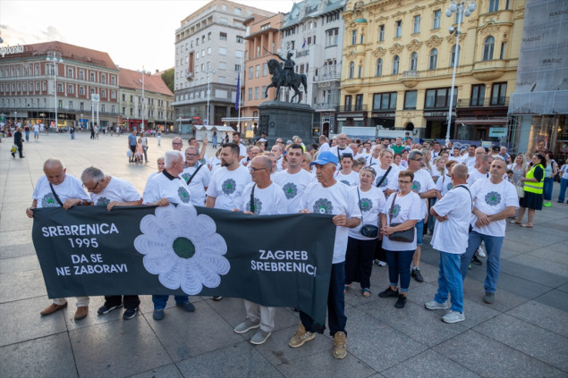 Zagreb: Mimohodom sjećanja i projekcijom "cvijeta Srebrenice" obilježena 31. godišnjica genocida