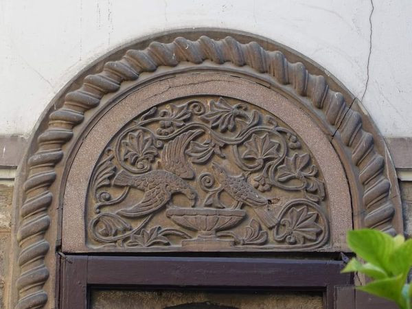 Ornamenti na kući Muzeja književnosti djelo prve bh. vajarke Ive Despić