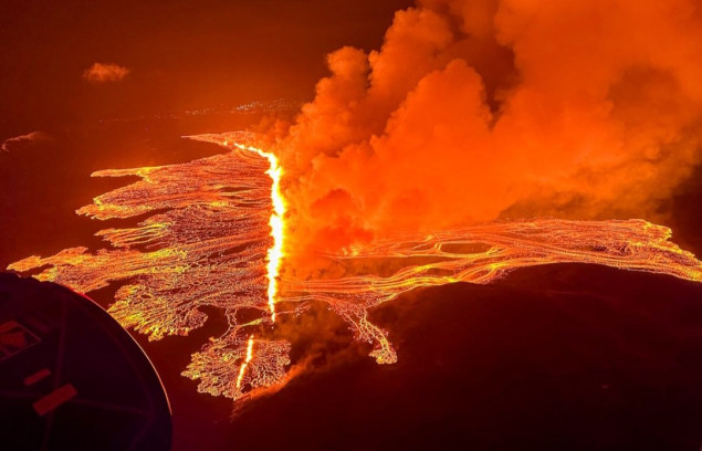 Evakuacija grada Grindavika na Islandu nakon erupcije vulkana
