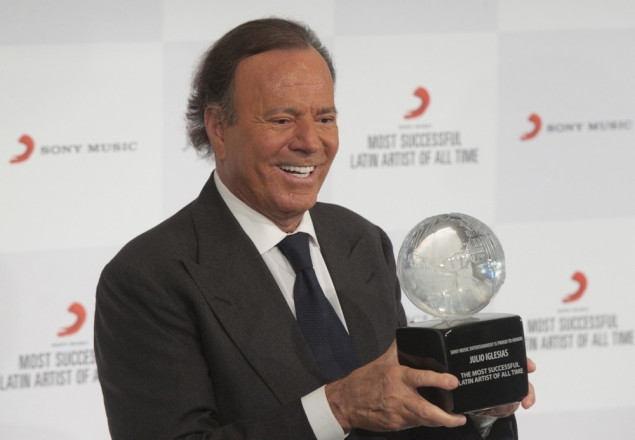 Dvije bivše zaposlenice optužile Julija Iglesiasa za seksualno zlostavljanje