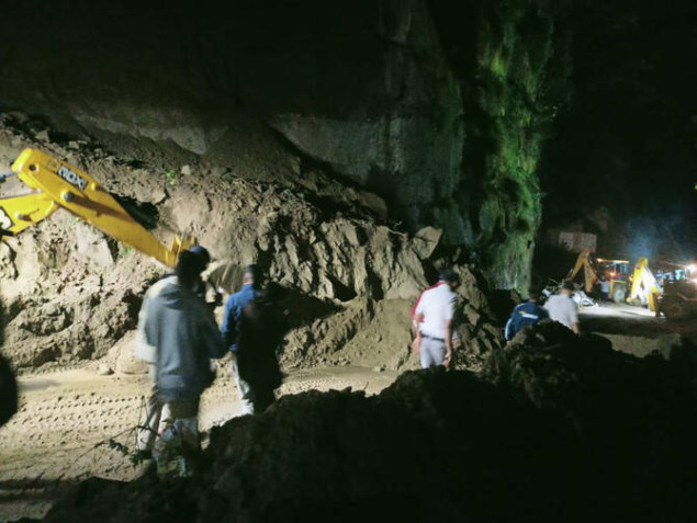 Najmanje 15 ljudi poginulo u klizištu na sjeveru Indije koje je palo na autobus