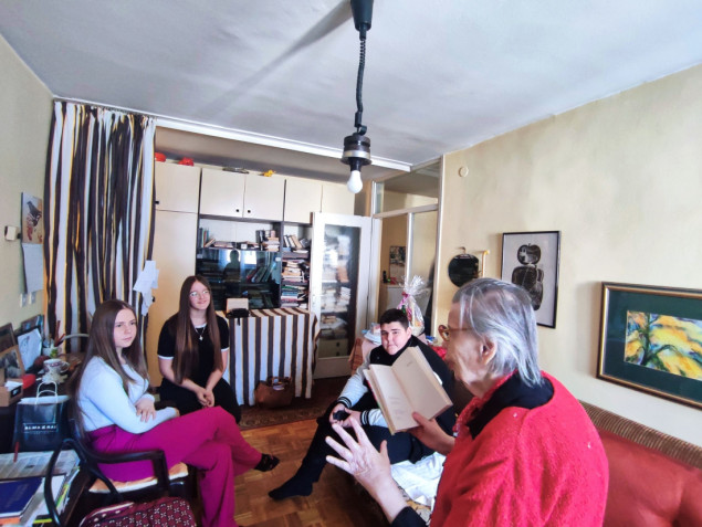 Izložba koja spaja generacije: Poezija Bisere Alikadić u novom ruhu