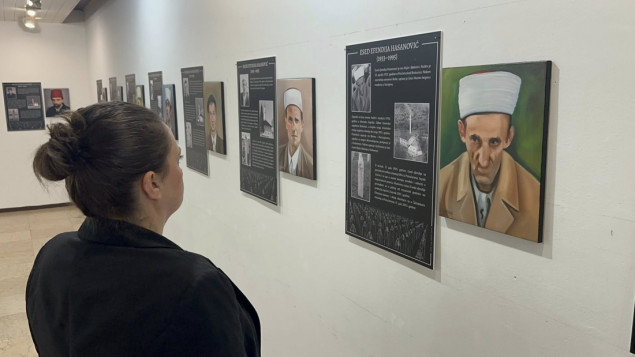Tuzla: Otvorena izložba “Imami šehidi – žrtve genocida u Srebrenici”