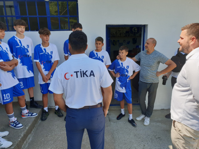 TIKA donirala sportsku opremu Fudbalskom klubu Guber iz Srebrenice