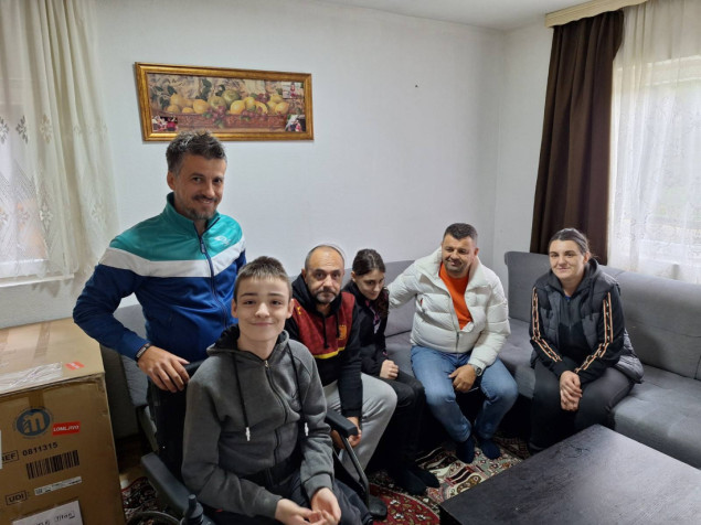 Hurtić i donatori u mjestu Bakovići uručili 11. elektromotorna kolica